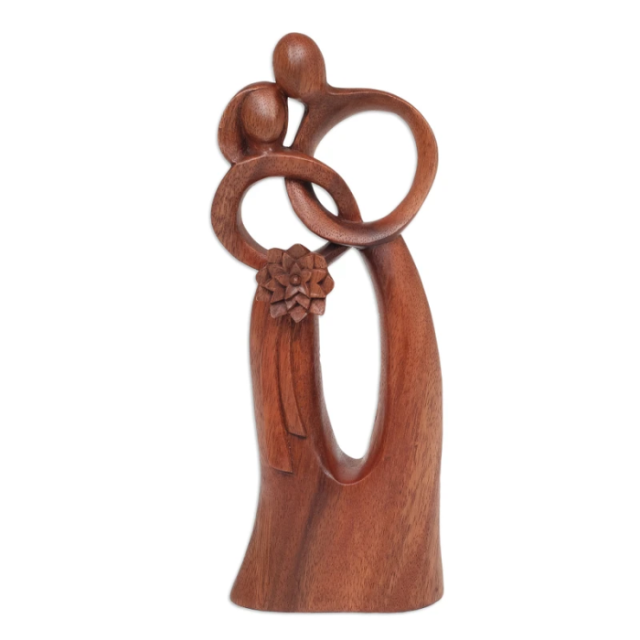 Wood couple scrulpture